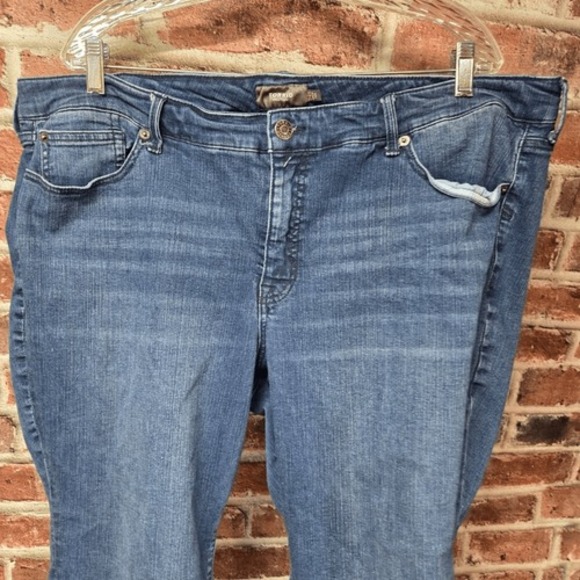 Women's TORRID Relaxed Fit Capri Jeans Size 24S - Picture 2 of 7